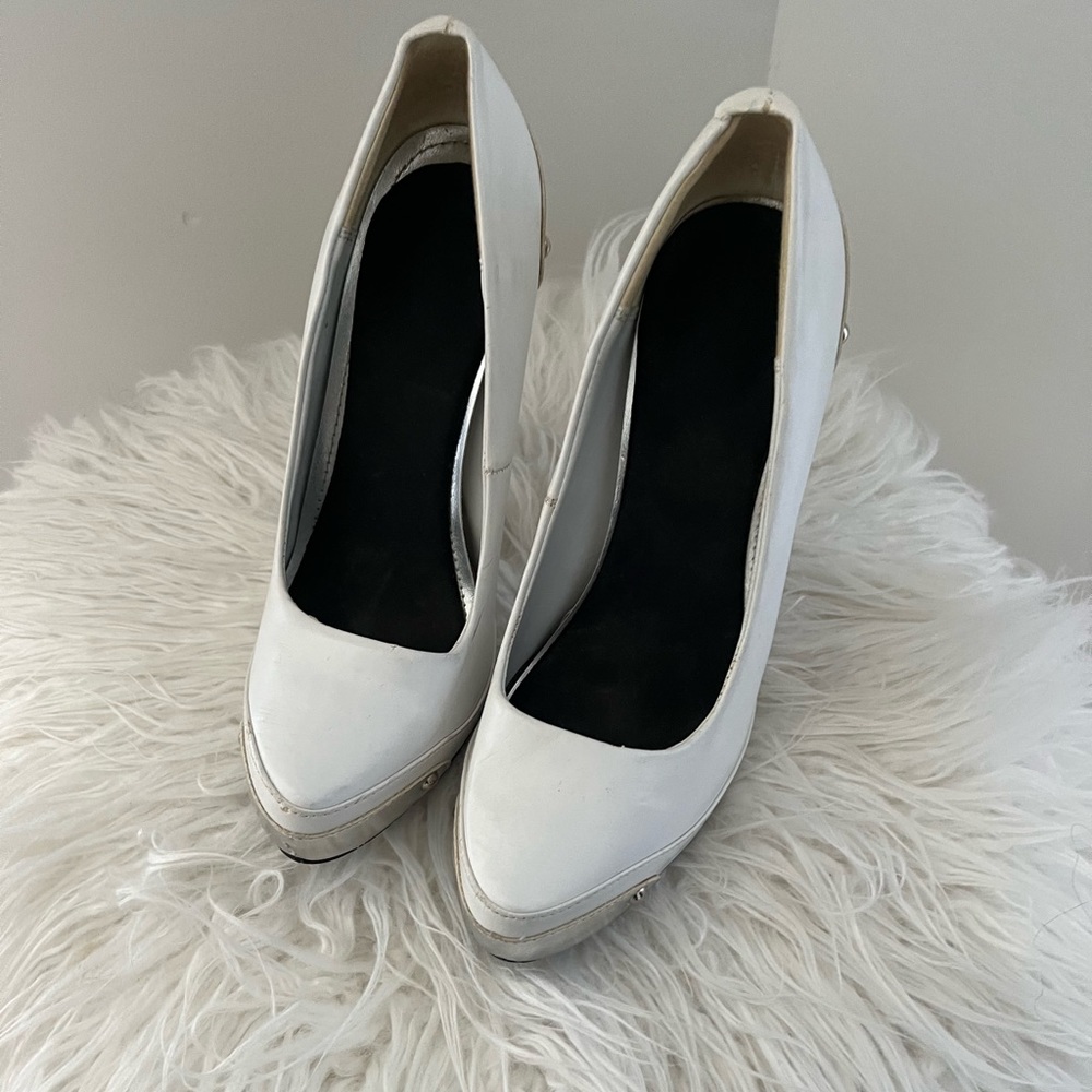White heels with silver detail. 5 inch heel. In very good condition
